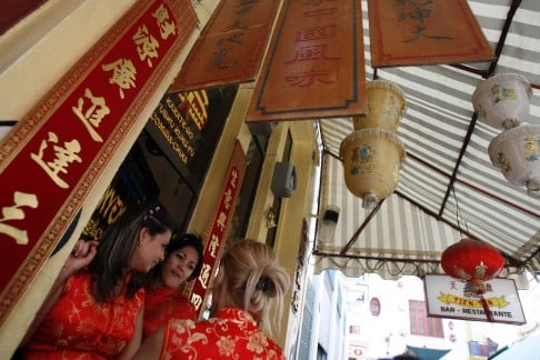 Waitresses outside a restaurant in Havana's Chinatown. Photo: Reuters