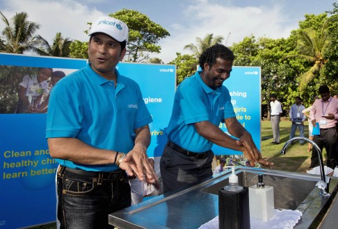 Indian cricket icon Sachin Tendulkar (left) and Sri Lanka's legendary bowler Muttiah Muralitharan take part in a Unicef event in Colombo, Sri Lanka, to promote sanitation and hygiene. Photo: AP