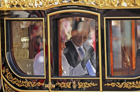 Britain's Queen Elizabeth and President Xi Jinping are driven by carriage to Buckingham Palace. Photo: Reuters