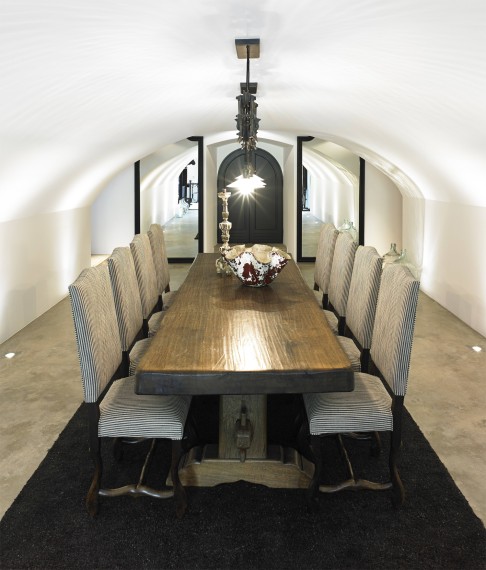 Pol Theis introduced light in this former wine storage area and created the perfect dining space.
