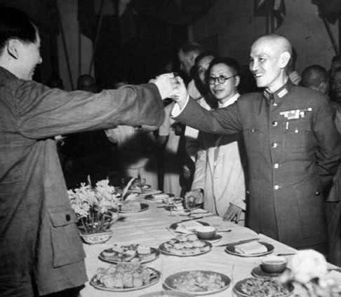 Mao Zedong (left) and Chiang Kai-shek toast over the banquet table in Chongqing in 1945. Photo: SCMP Pictures
