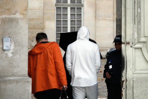 Benzema enters the court. Photo: AFP