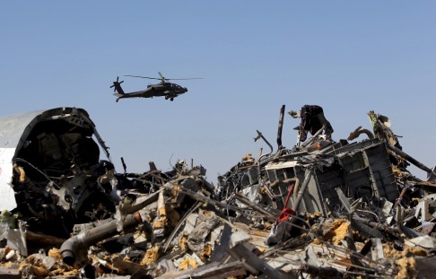 An Egyptian military helicopter flies over debris from a Russian airliner which crashed in Sinai on November 1. Photo: Reuters