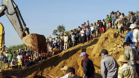 People search for the miners killed by landslide at Hpa Kant jade mining area, Kachin State, northern Myanmar. The landslide took place on Saturday near jade and gold mines, when a 300-metre pile of waste rock accumulated during the mining process collapsed following rains in Hpakant, 350 kilometres north of Mandalay. Photo: EPA