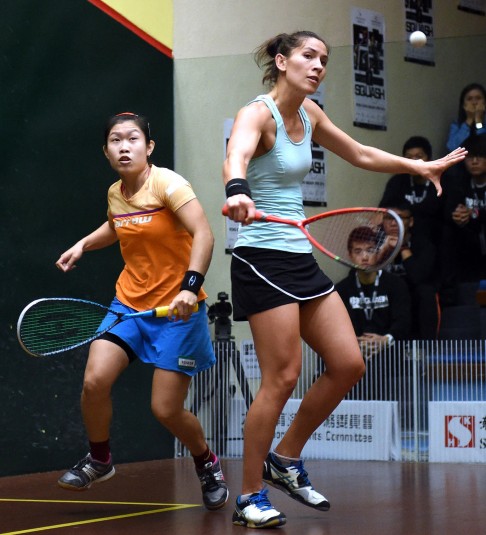 Hong Kong's Annie Au is overpowered by towering opponent Joelle King of New Zealand. Photo: Xinhua