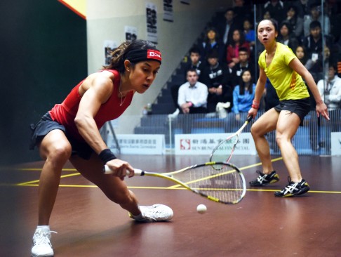 Malaysia's Nicol David (left), who is a tough opponent for  Liu Tsz-ling of Hong Kong, reaches the second round. Photo: Xinhua 