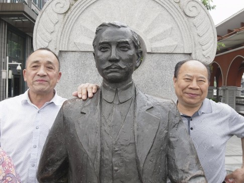 A statue of Sun Yat-sen with friends.