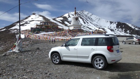 A stupa on the 4,298-metre-high mountain pass between Kangding and Tagong.