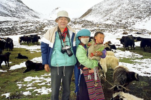 Tamotsu Nakamura with a nomad family in China.