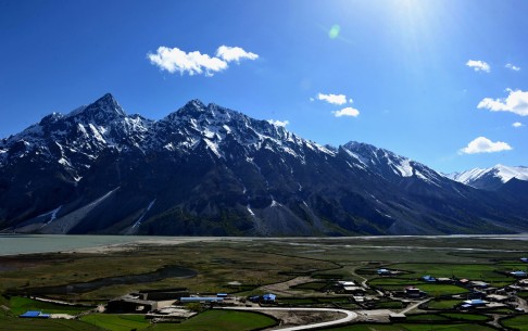 Glacier and farmland near Ranwu Lake in Basu County of Chamdo City, Tibet. Photo: Xinhua