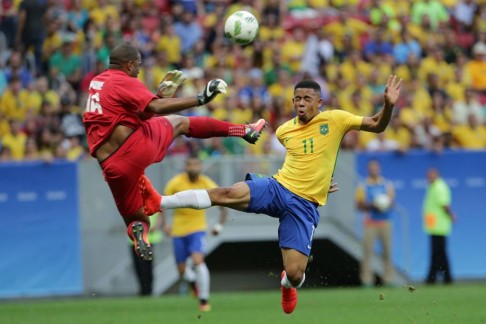 South Africa goalkeeper Itumeleng Khune clashes with Gabriel Jesus of Brazil. Photo: AP