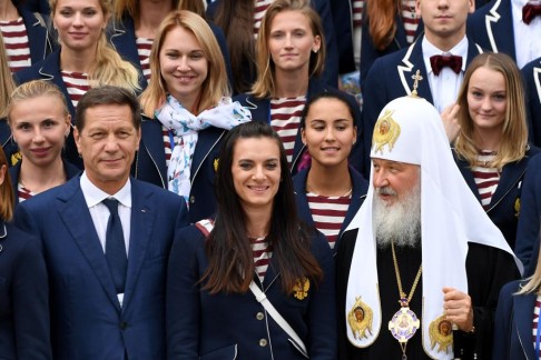 Russian pole vaulter Yelena Isinbayeva (centre) poses for a group photo with Patriarch Kirill (right) and Alexander Zhukov (left), before the country’s Olympic team left for Rio last Wednesday. Photo: AFP