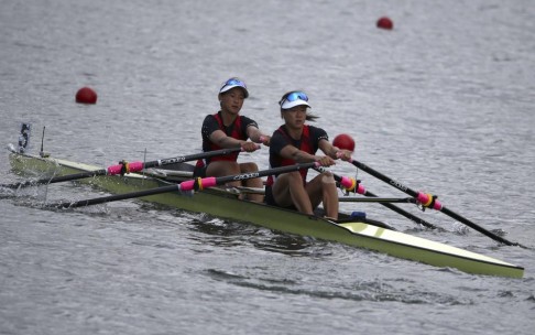 The Lee sisters Yuen-yin (left) and Ka-man compete on Lagoa Lake. Photo: Reuters