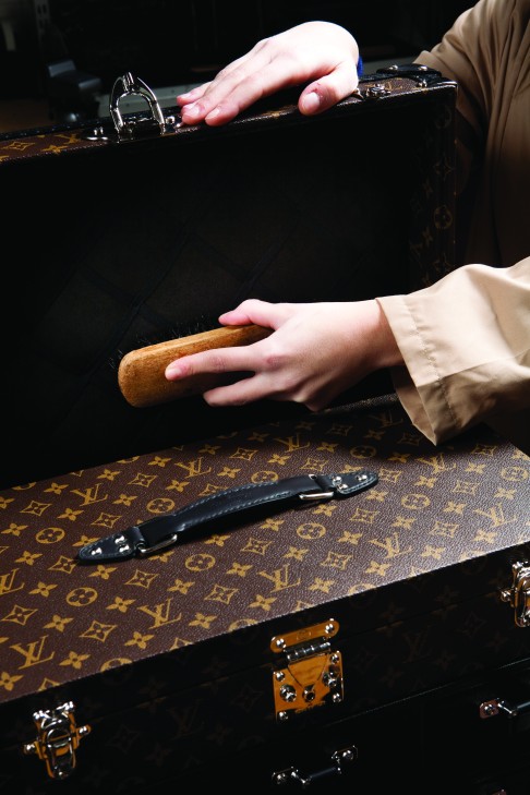 A craftsman ensures the finishing is perfect with a device that smoothes the leather without damaging it.