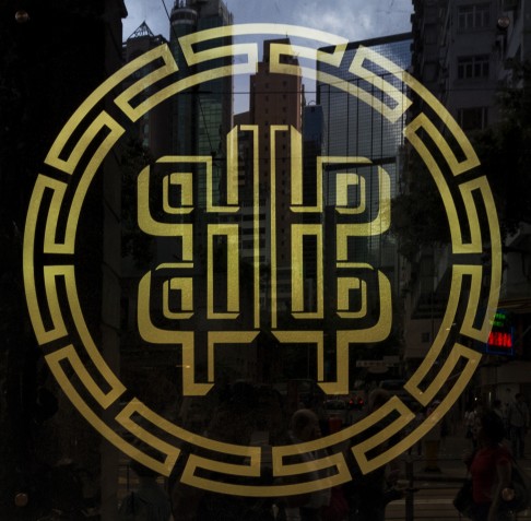La Piola's new logo merges cultural motifs from Italy and Hong Kong.