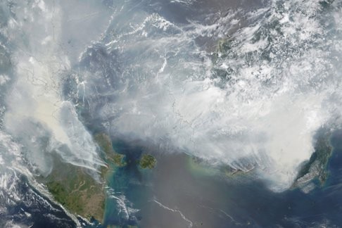 Nasa satellite images show the smoke from fires in Indonesia over the coasts of Borneo and Sumatra. Photo: Reuters