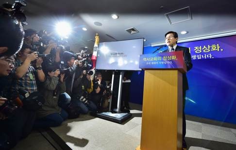 South Korean Prime Minister Hwang Kyo-ahn makes the announcement. Photo: AFP