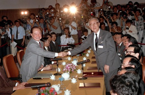 China’s Wang Daohan (left) and Taiwan’s Koo Chen-fu held talks in Singapore in 1993 in this historic meeting. Photo: Xinhua