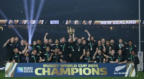 Richie McCaw, centre, right, and Kieran Read hold the trophy aloft. Photo: AP