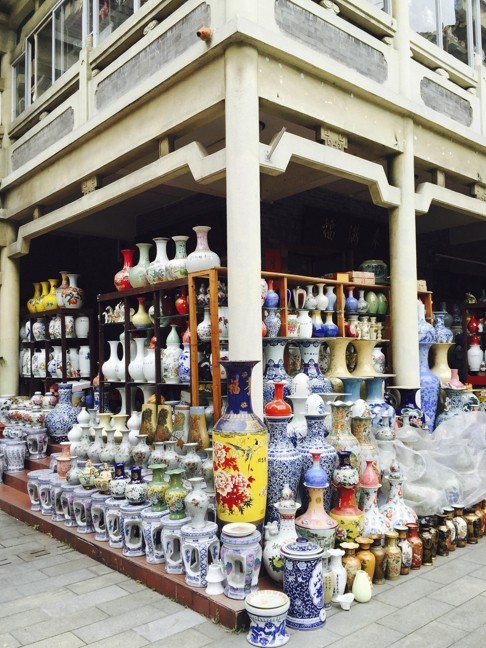 A porcelain shop in 1506 Creative City.