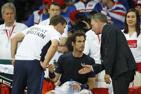 Andy Murray and Britain’s captain Leon Smith, left, argue with the umpire. Photo: AP