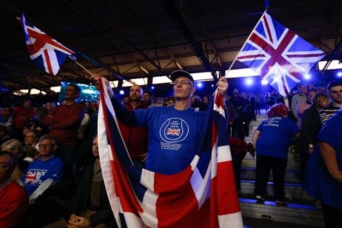 British fans cheer. Photo: EPA
