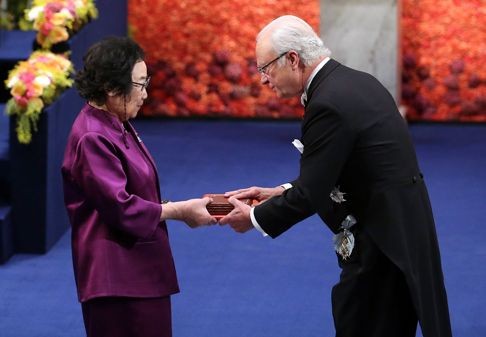 Tu receives her award from the King of Sweden. Photo: AFP