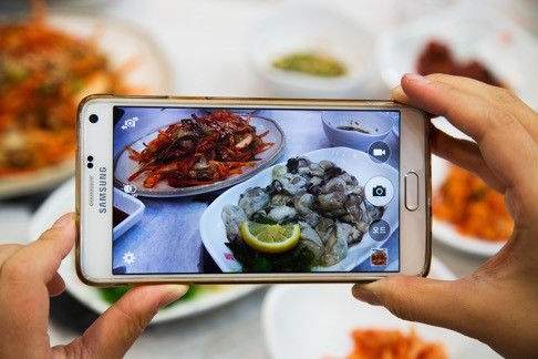 Oyster harvesting in South Korea is shown in this file photo. High-definition video that isn’t plagued by buffering and other interference should become more standard on your phone this year. Photo: Bloomberg