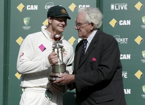 Australia captain Steve Smith receives the Frank Warrell trophy from former Australian cricketer Alan Davidson after the series victory. Photo: Reuters