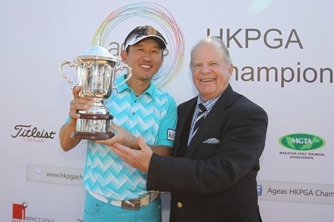 Australian Unho Park receives the 2015 Ageas HKPGA Championship from Joe ‘The Pro’ Hardwick, founder of the HKPGA. Photo: SCMP