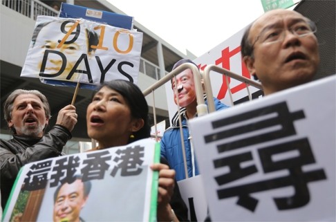 (L to R) Paul Zimmerman, Lawmaker Eric Tsui Kwok-fung and Frederick Fung Kin-kee march to Liaison Office from Central Government Offices (Photo: Dickson Lee)