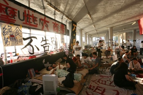 Activists at Queen's Pier in Central in 2007. Photo: Felix Wong