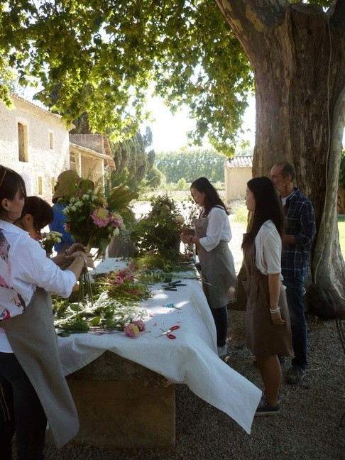 Students attend a “lifestyle workshop” in Provence. After morning lessons, students and teacher gather to talk and eat around the table. Photo: Frédéric Garrigues