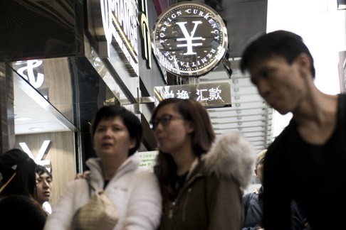 The currency symbol for the Chinese yuan sits on a sign outside a currency exchange store in Hong Kong, China, on Tuesday, Jan. 12, 2016. China stepped up its defense of the yuan, buying the currency in Hong Kong and sparking a record surge in the city’s money-market rates to deter bearish speculators. Photo: Bloomberg