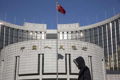 A pedestrian walks past the People's Bank of China headquarters in Beijing, China, on Monday, January 18, 2016. Photo: Bloomberg