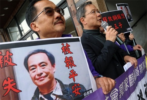 Civic Party's Kwok Ka-ki(R) and members protest outside liaison office to urge release of the missing booksellers. Photo: SCMP/ K. Y. Cheng