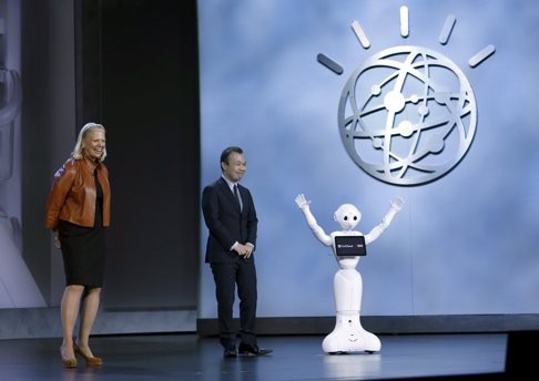 IBM CEO Ginni Rometty (left) and Kenichi Yoshida, vice president of business development for SoftBank Robotics, stand near SoftBank's robot Pepper as it waves to the audience during an IBM keynote address at the 2016 CES trade show in Las Vegas on January 6. Photo: Reuters