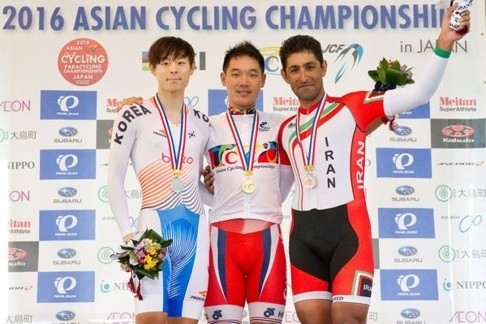 Cheung King-lok stands on the top podium after winning the men’s road time trial.