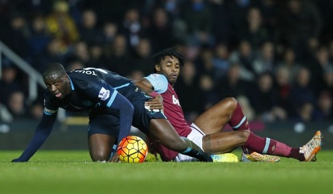 Manchester City's Yaya Toure and West Ham's Alex Song vie for the ball. Photo: Reuters