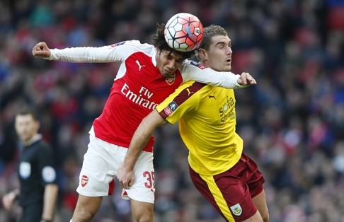 Arsenal's Mohamed Elneny beats Burnley's Sam Vokes to the ball. Photo: Reuters