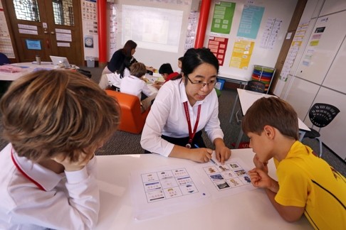 Educational assistant Laura Li in a class.