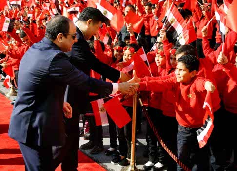 Egyptian President Abdel-Fattah el-Sisi and President Xi Jinping shake hands with children in Cairo. It was the first time in 12 years that a Chinese president has visited Egypt. Photo: AP