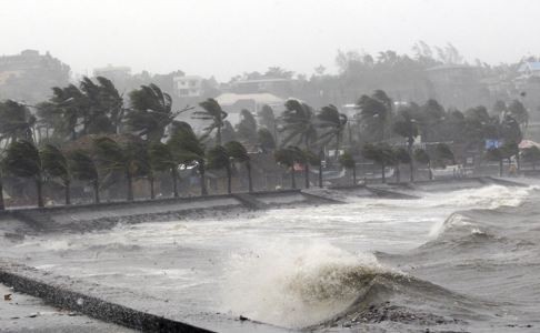 Strong winds and waves brought by Typhoon Hagupit pound the seawall at Legazpi in the central Philippines. Photo: Reuters