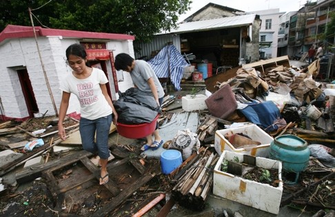 Residents of Tai O clear up debris after Typhoon Hagupit struck Hong Kong, resulting in serious flooding in the town. Photo: Sam Tsang
