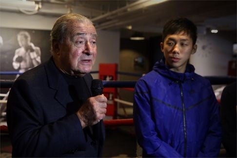 Promotor Bob Arum (left) discusses a three-fight deal with Hong Kong boxer Rex Tso Sing-yu (right) last month. Photo: AFP