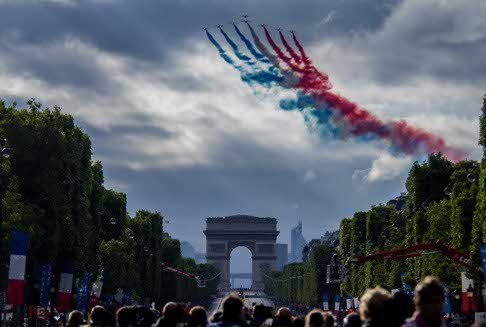 Fans pack the Champs Elysee for the Tour de France. Photo: Xinhua