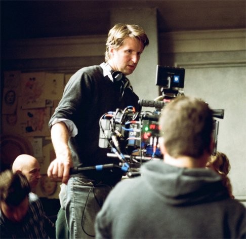 The Danish Girl director Tom Hooper postponed shooting for five months to accommodate Vikander’s schedule.