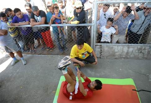Fans watch Pacquiao train at the sports complex in General Santos on the southern island of Mindanao on February 19. Photo: AFP