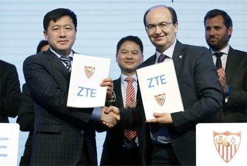 ZTE CEO Jacky Zhang (left), shakes hands with Jose Castro, president of Sevilla FC, as they announce that ZTE will become the official technological partner of the Spanish football club yesterday in Barcelona. Photo: EPA