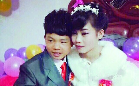 A Chinese couple, aged only 16, have held a traditional wedding banquet and now plan to live together, but will have to wait another six years before they are legally married. Photo: weibo